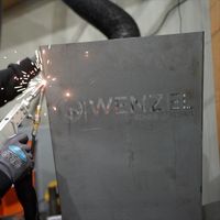 Eine Metall Feuertone mit Wenzel Logo wird geschweisst